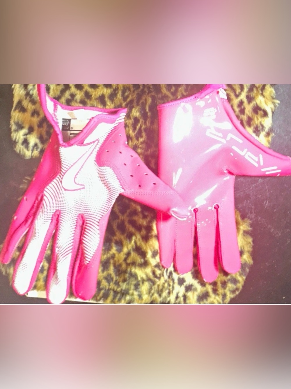 Nike Vapor Jet Football Gloves
Pink/White •Size:M Full Finger Pair
Pre-Love/GC